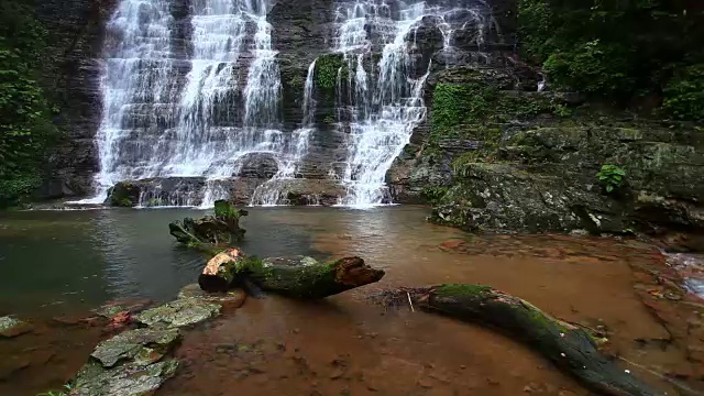 红溪瀑布位于原始森林中视频素材
