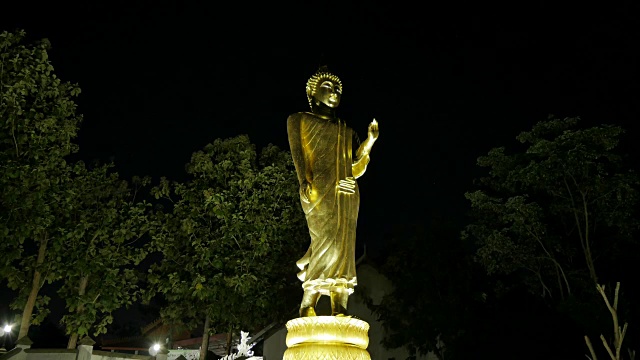 4k在佛教23世纪至25世纪期间建造的高奈佛寺(Wat Phra That Kao Noi)，延时日出和金色佛像剪影。南,泰国。视频素材