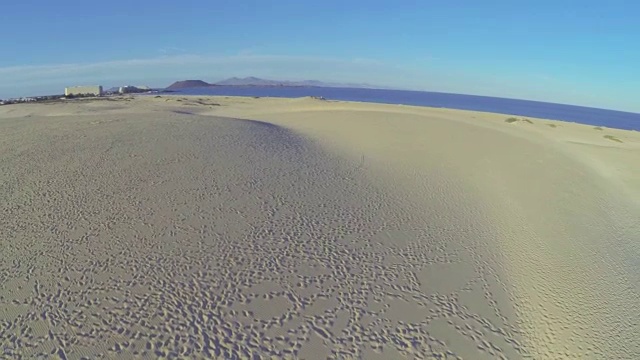 在富埃特文图拉科拉雷霍附近的沙丘上空视频下载