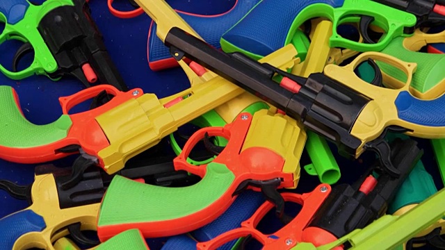 颜色鲜艳的廉价玩具枪视频下载