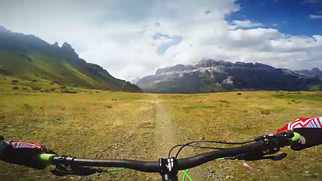 POV登山运动:在阿尔卑斯山上耐力骑行视频素材
