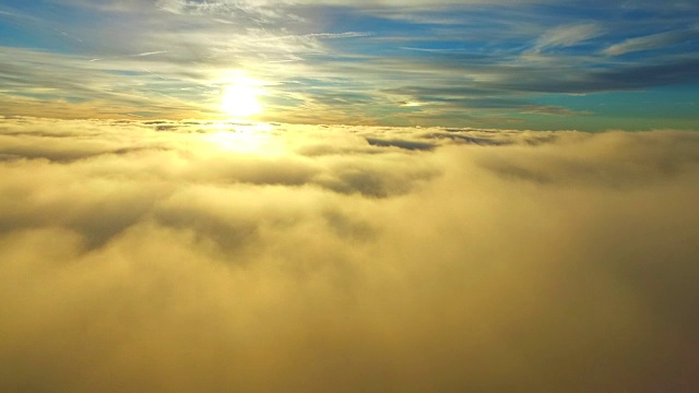 用无人机穿越真实的云层视频素材