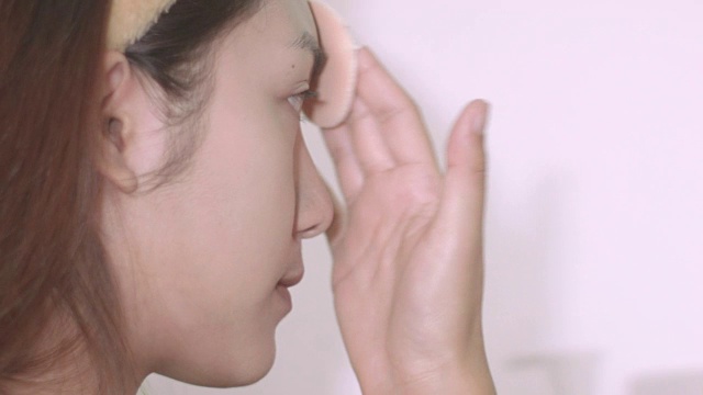 亚洲女性自己化妆视频素材