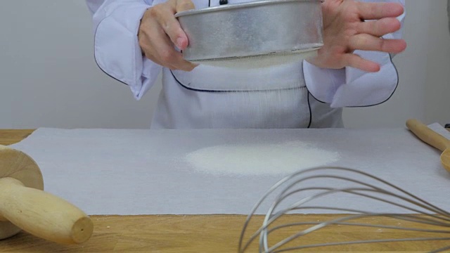 厨师的筛选面粉视频素材