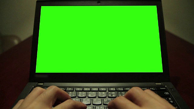 在绿屏笔记本电脑上使用视频素材