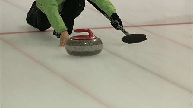 一块石头在冰上移动的镜头视频素材