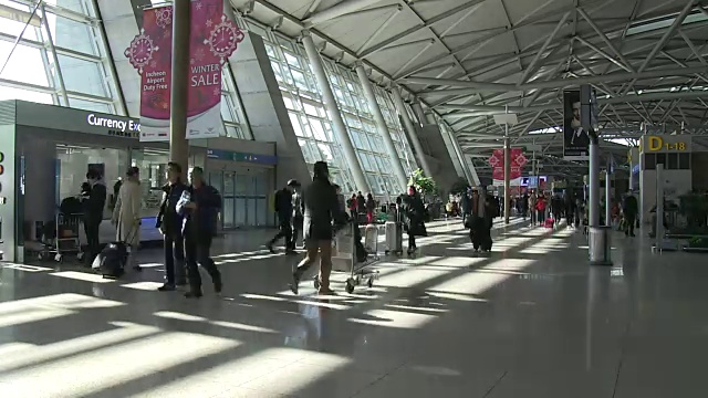 仁川国际机场的人流视频素材