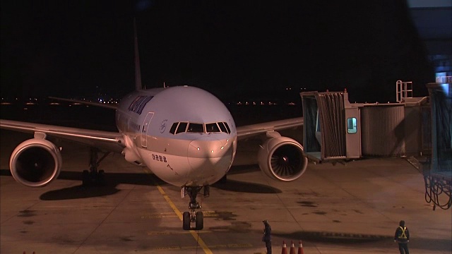 在仁川国际机场，一架韩国航空的夜景嘎然而止视频素材