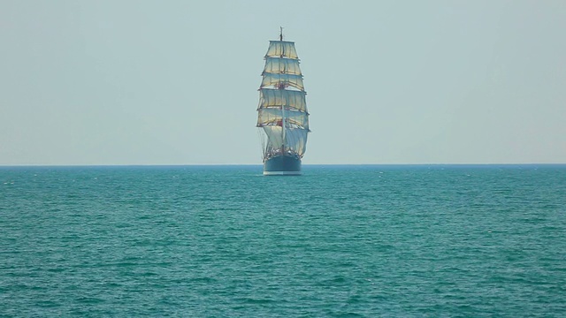 美丽的帆船在满帆视频素材