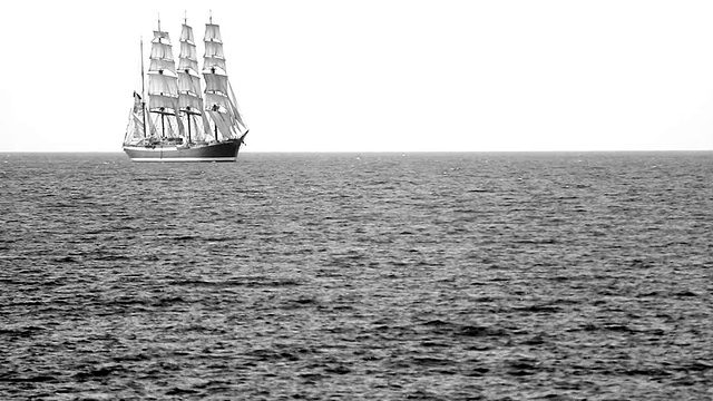 美丽的帆船在地平线上航行视频素材