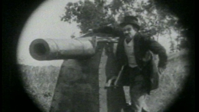 1915年B/W望远镜观测者(切斯特·康克林)在草山上准备发射大炮视频素材