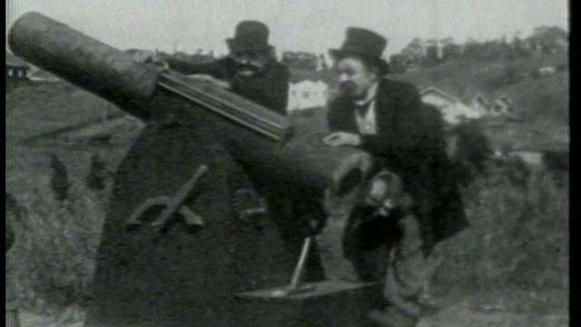 1915年，两名男子在草丘上准备开炮视频下载