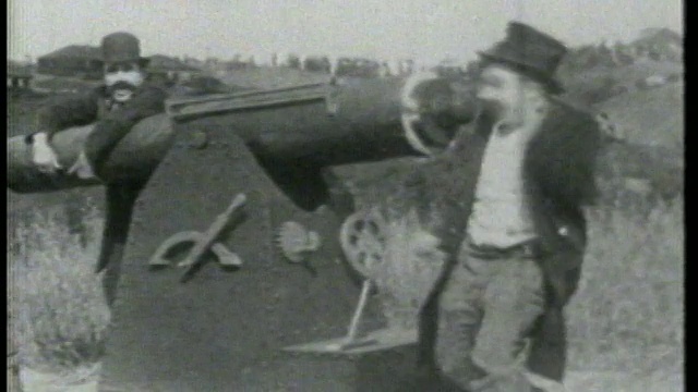 1915年2名男子(1名切斯特·康克林)在草地上准备发射大炮视频素材
