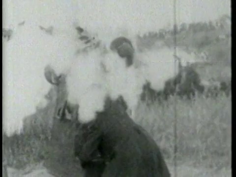 1915年2个男人(1个是Chester Conklin)在草地上用大炮射击视频素材