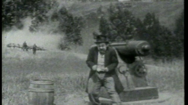 1915年，在前景/特写的草坡上，Keystone Kops奔向在大炮附近烦躁不安的人视频下载
