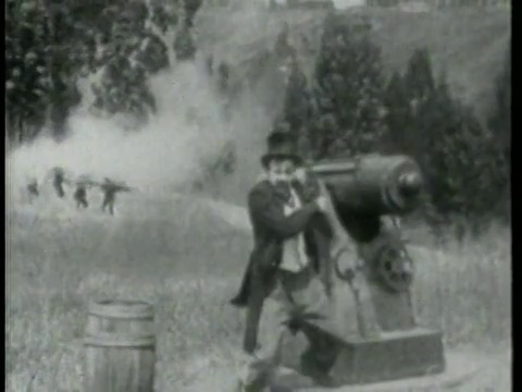 1915年，一名男子在草地上向正在运行的Keystone Kops射击视频素材