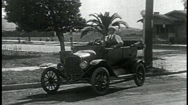 1924年，一个男人坐在路边停着的敞篷车里视频素材