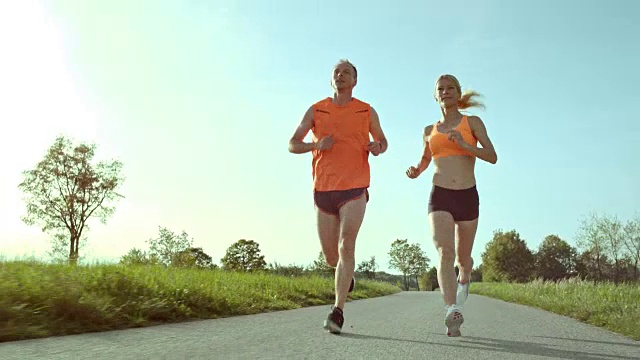 SLO MO TS男人和女人在跑视频素材