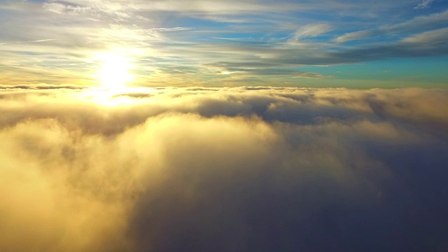 飞过云层视频素材