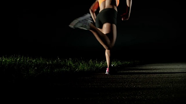 SLO MO PAN女人在晚上跑步视频素材