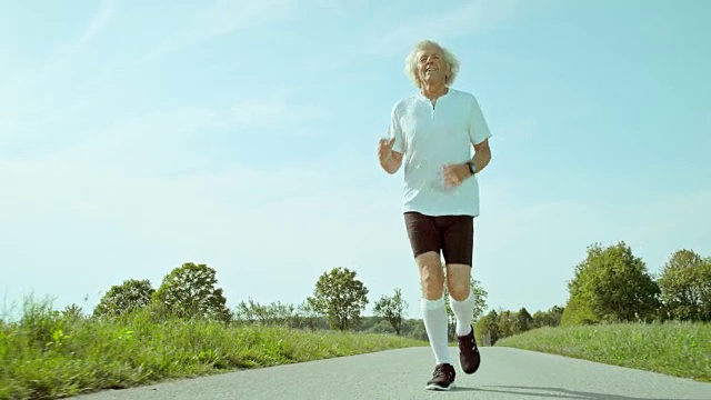 SLO MO TS老人在一个阳光明媚的日子里跑步视频素材