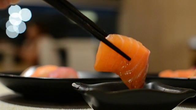 HD:吃寿司的日本食物视频素材
