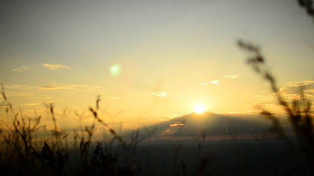 高清:山上的日落背景视频素材