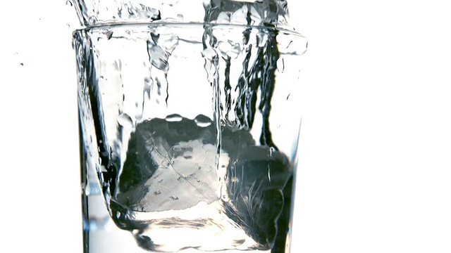 冰块落入一杯水中视频素材