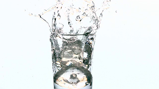 冰块掉进一杯水里视频素材