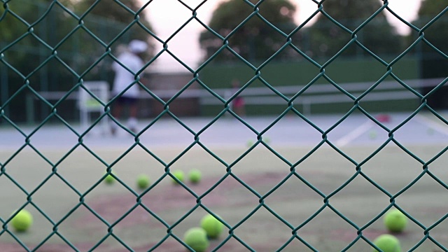 网球教练在网球场上练习视频素材
