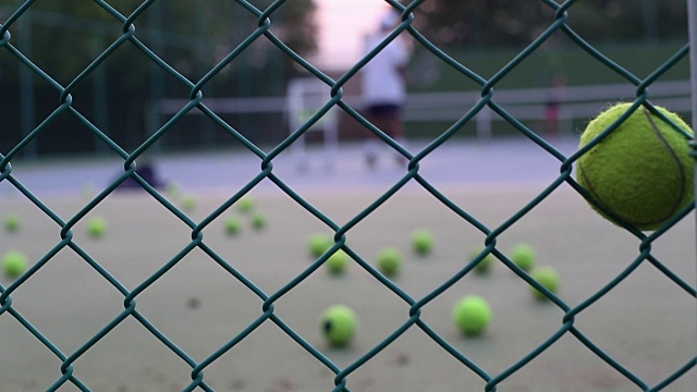 网球教练在网球场上练习视频下载