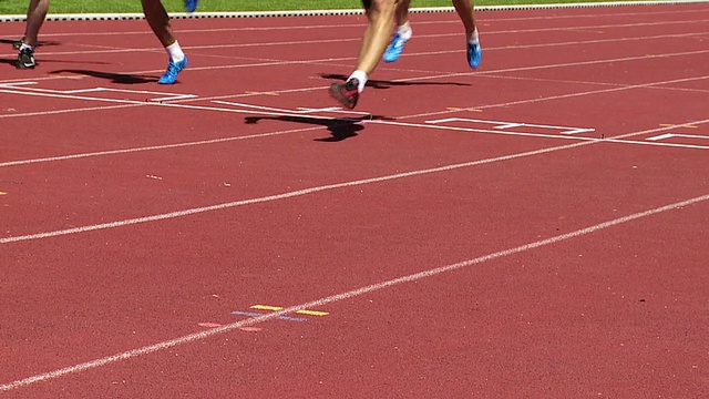 男子短跑运动员在终点线的慢动作视频素材