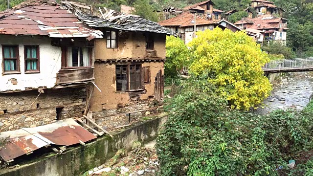 保加利亚皮林山脉皮林村非常古老的几乎被毁坏的石头房子视频素材