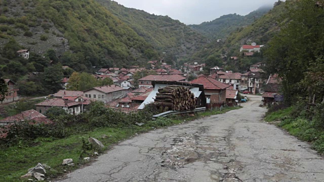 通往保加利亚皮林山区皮林村的柏油路视频下载