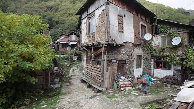 保加利亚皮林山区皮林村的老房子视频下载