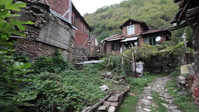 保加利亚皮林山区皮林村的狭窄小街视频素材