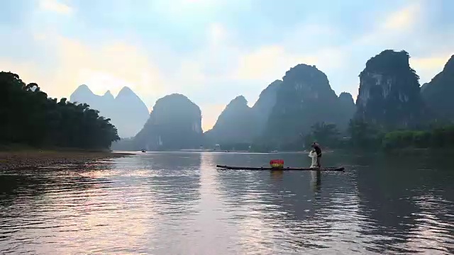 漓江渔民在漓江上捕鱼，兴平，中国桂林视频素材