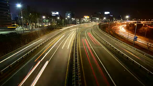 奥运公路上的交通夜景视频素材