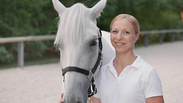 SLO MO一个女人和一匹白马的肖像视频素材