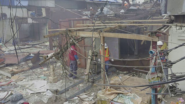 工人们正在拆除房子和小商店视频下载