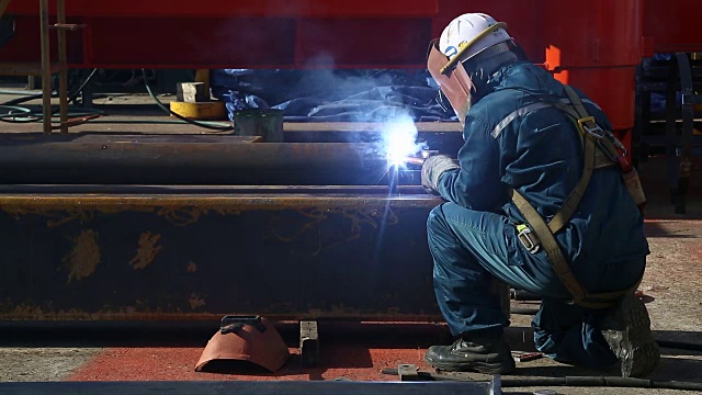 这是一名工人在现代三湖重工公司船厂焊接的照片视频素材