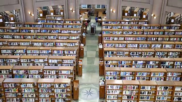 在庆熙大学的图书馆里，可以看到大量的书籍和书架视频下载