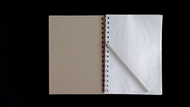 铅笔在空白页的书，摄影视频素材
