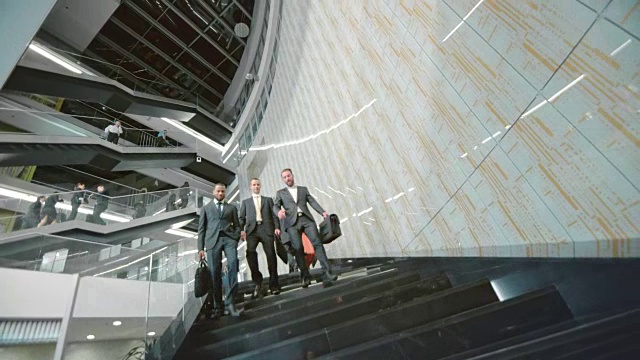 玻璃建筑的繁忙楼梯视频素材