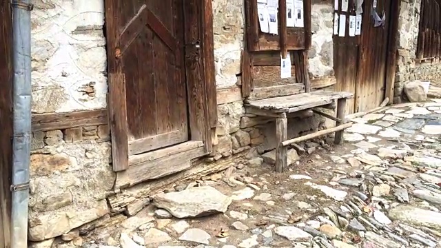 保加利亚罗多普斯山脉建筑保护区Dolen的正宗石屋视频素材