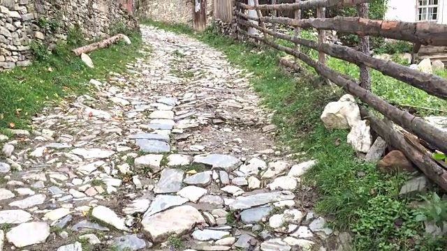 保加利亚Rhodope山建筑保护区Dolen狭窄的石头街道视频素材