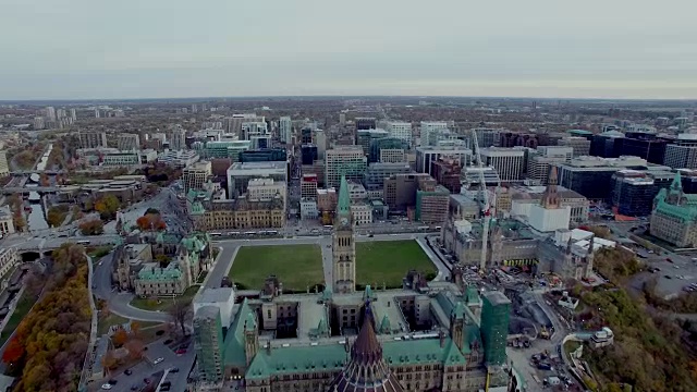 飞越亚历山德拉桥，到达渥太华的加拿大议会大厦视频素材