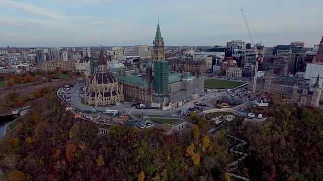 通过蒸汽飞越渥太华河到加拿大议会视频素材