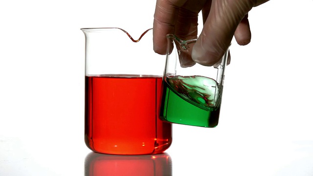 科学家在烧杯中旋转绿色液体视频素材