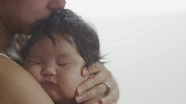 西班牙母亲和婴儿紧密联系视频素材